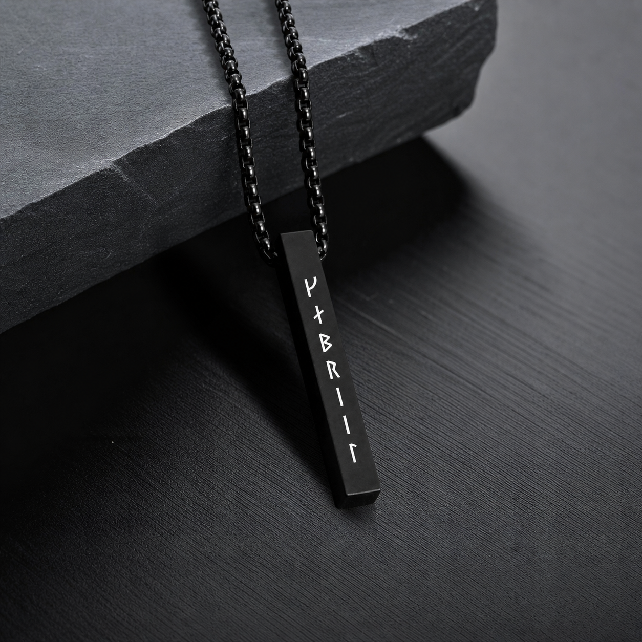 Collar de Barra con Runas Vikingas Grabado