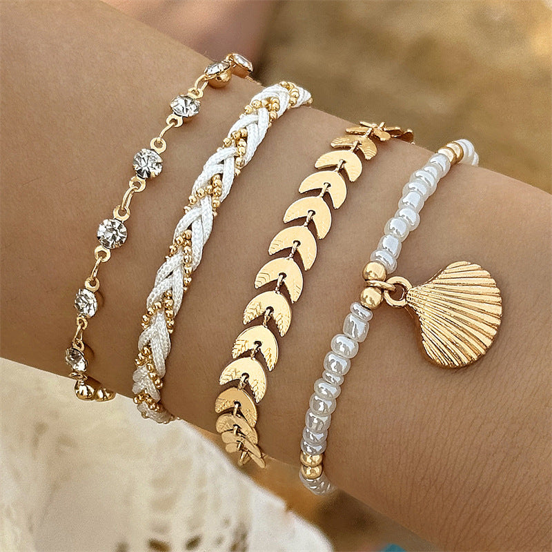 Elegantes goldenes Muschelarmband