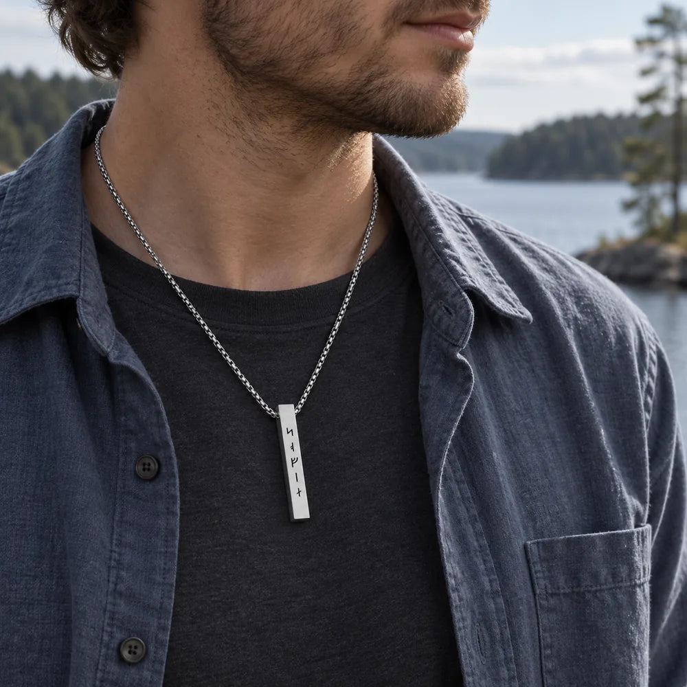 Collar de Barra con Runas Vikingas Grabado – 1
